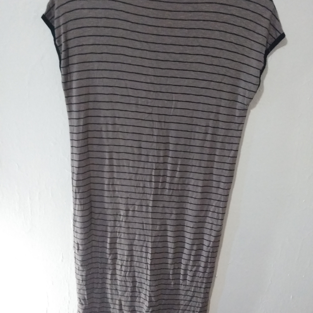 Sleeveless fit dress.